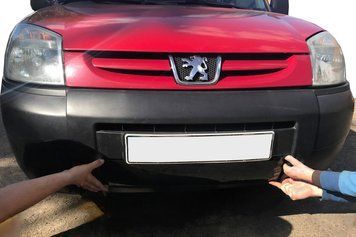 Зимова накладка Peugeot Partner 1996-2008 глянцева